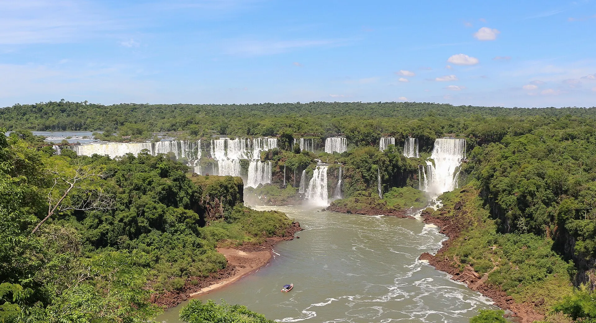The thundering cascades of the Iguaçu Falls
